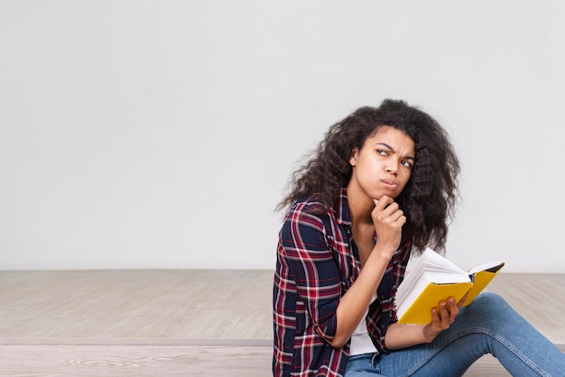 Adolescente, pensant au livre lu