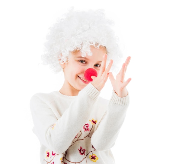 Photo adolescente en perruque de clown blanc gesticulant avec les mains