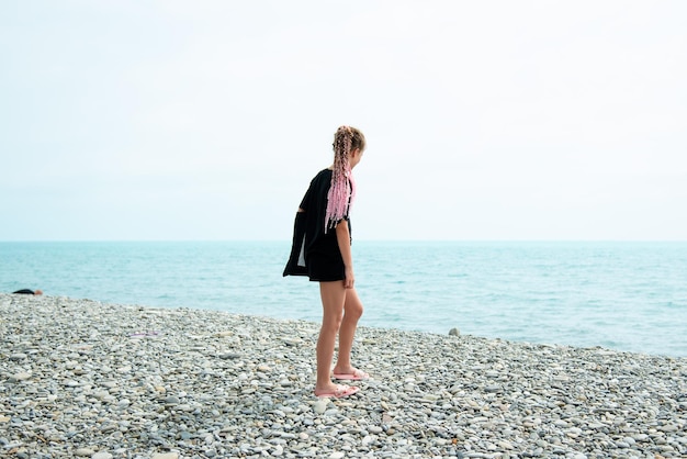 Adolescente sur la plage. Été. Vacances.