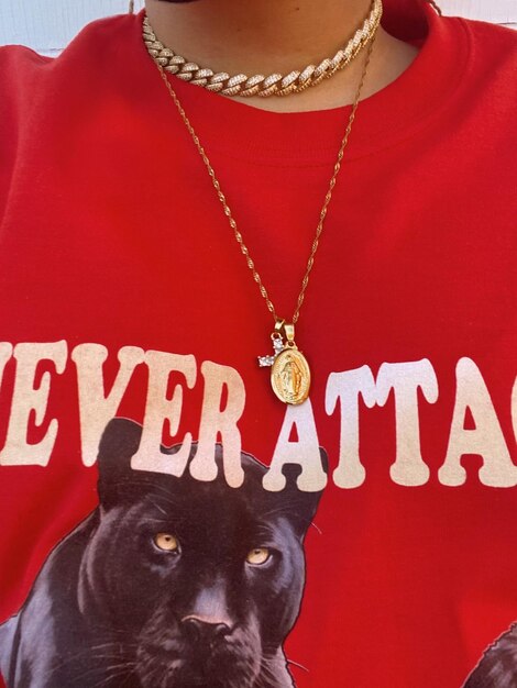 Photo une adolescente porte un collier sur un t-shirt.