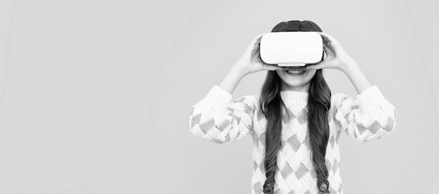 Une adolescente porte des lunettes vr en utilisant la technologie future pour l'éducation à la formation vr en réalité virtuelle