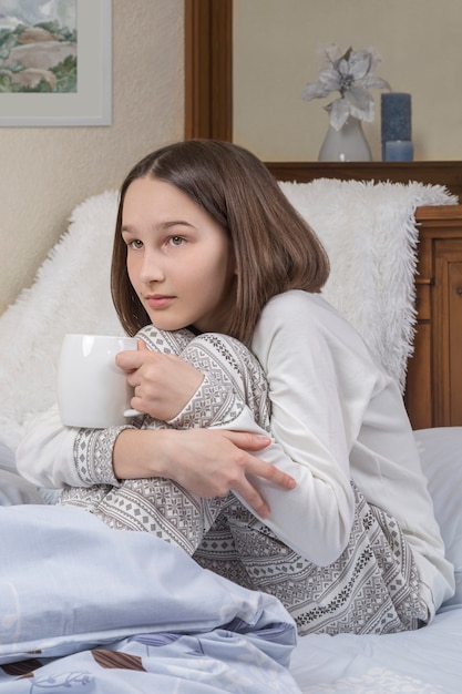 Adolescente En Pyjama, Couchée Dans Son Lit Tard Dans La Nuit, Essayant De Dormir.