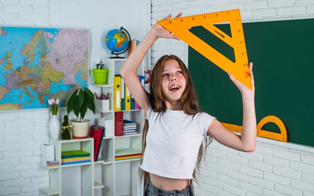 Adolescente avec règle triangulaire retour à l'école concept d'éducation mesurant le degré d'angle