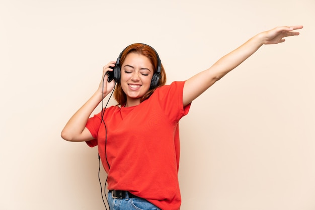 Adolescente rousse écoute de la musique