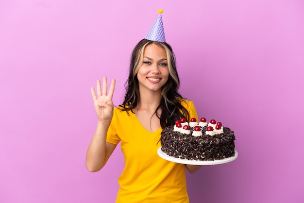 Adolescente russe tenant un gâteau d'anniversaire isolé sur fond violet heureux et comptant quatre avec les doigts