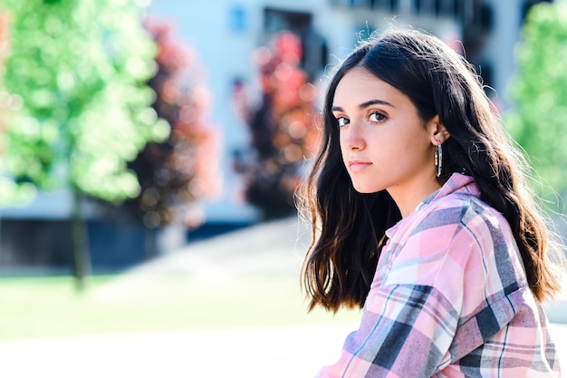 Adolescente sérieuse dans la rue