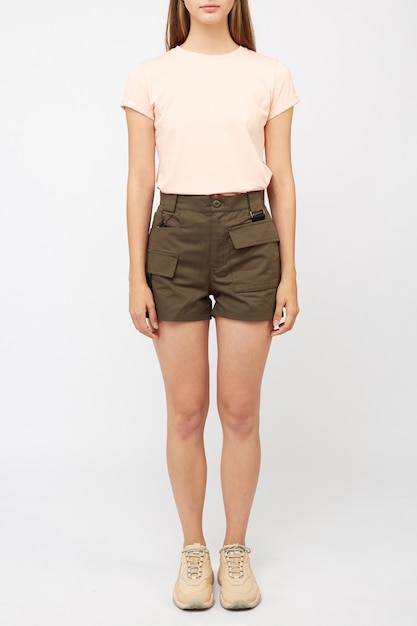 Adolescente en short cargo kaki