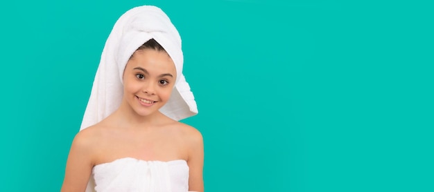 Adolescente souriante dans la tour de bain présentant la peau cosmétique du corps Cosmétiques et soins de la peau pour adolescent