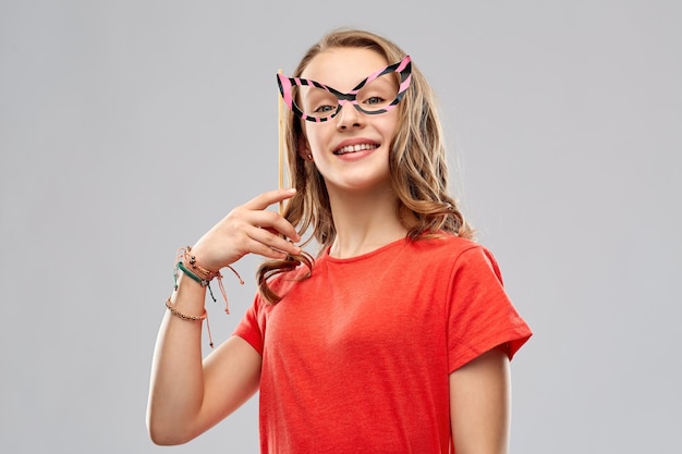 une adolescente souriante avec des lunettes de fête