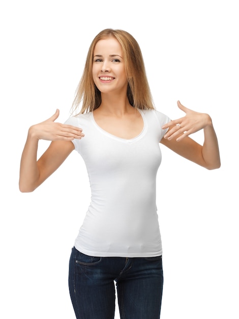 adolescente souriante en t-shirt blanc vierge