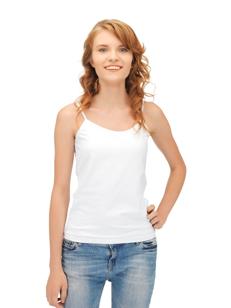 adolescente souriante en t-shirt blanc vierge