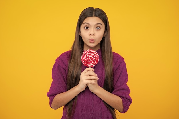 Adolescente avec sucette enfant mangeant des sucettes de sucre bonbons pour enfants