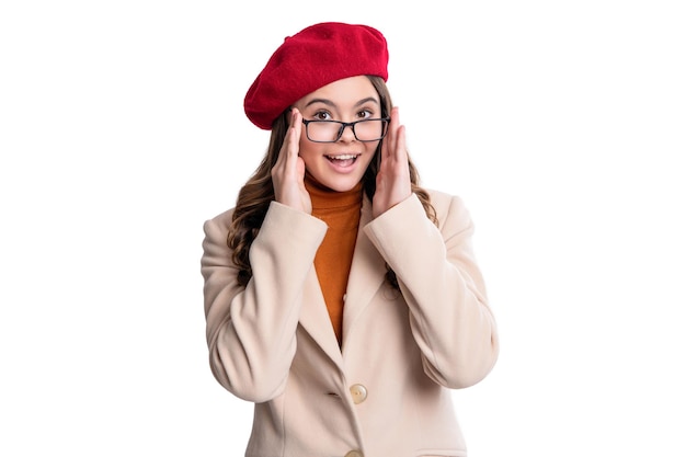 Une adolescente surprise regarde dans des lunettes isolées sur fond blanc une adolescente regarde dans des lunettes