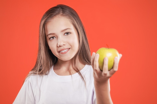 L'adolescente t'offre une pomme verte