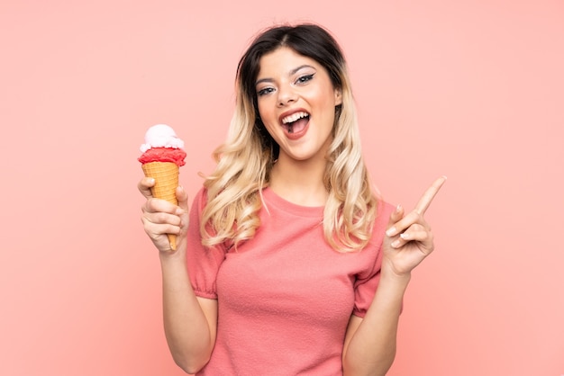 Adolescente tenant une glace cornet