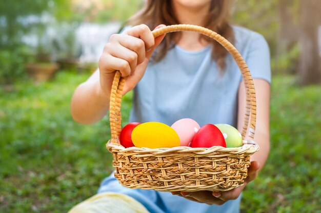 Adolescente tenant un panier de Pâques dans l'arrière-cour