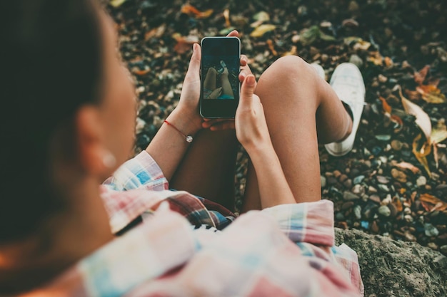 Photo adolescente tenant un smartphone