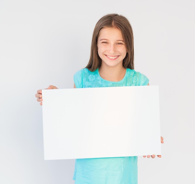 adolescente, tenue, feuille papier