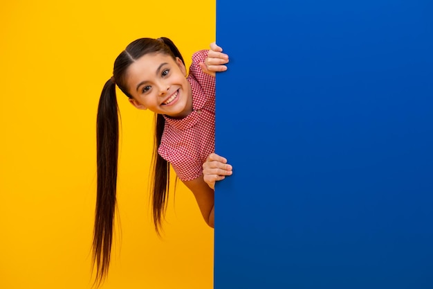 Une adolescente tient un blanc pour la notification informant la publicité et la vente Marchés et magasins concept de vente tableau blanc pour l'espace de copie Joyeuses émotions positives et souriantes de l'adolescente