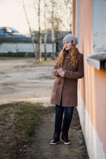 Adolescente triste en plein air