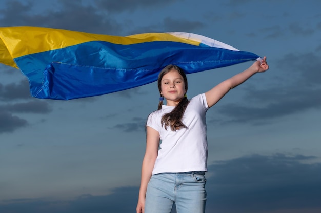 Adolescente en ukraine enfant avec le drapeau de l'ukraine enfant avec le drapeau de l'ukraine se sentir libre