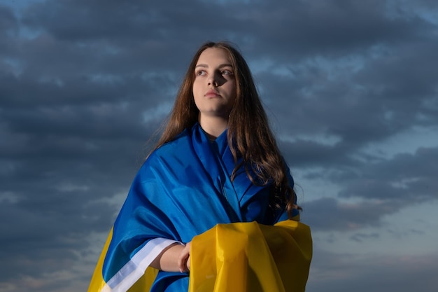 Adolescente ukrainienne patriotique avec le drapeau national de l'ukraine