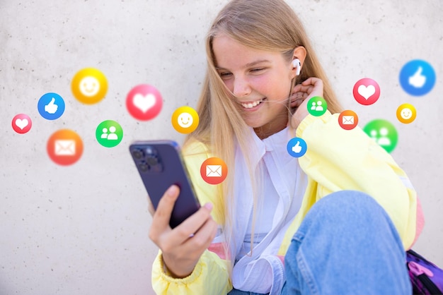 Adolescente utilisant des applications de médias sociaux sur un téléphone mobile