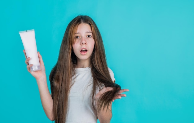 Une adolescente utilise un gel de crème pour le corps ou un espace de copie de gommage présentant le produit