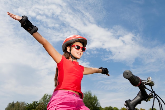 Adolescente sur un vélo