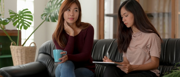 Adolescentes à l'aide d'une tablette