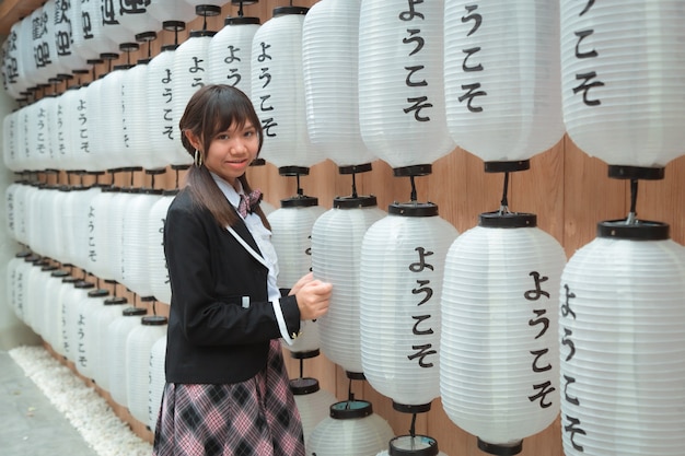 Adolescentes asiatiques ethniques Asie portant l'uniforme scolaire japonais permanent