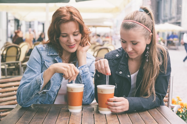 Adolescentes buvant au bar