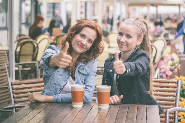 Adolescentes buvant au bar