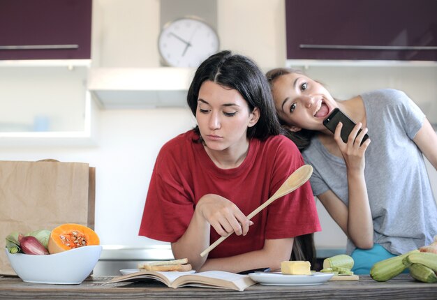 Adolescentes se moquer à la maison