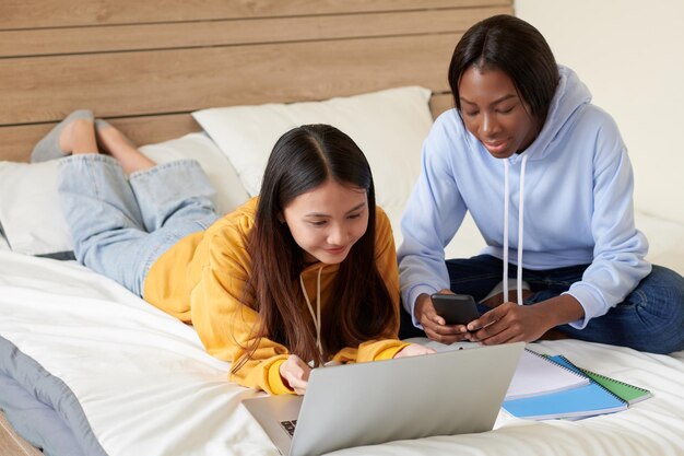 Adolescentes se reposant après l'école