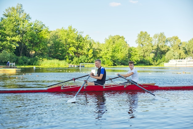 Adolescents actifs et sains. Garçons 15, 16 ans kayak de sport de pagayage