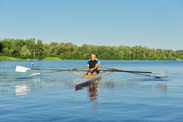 Adolescents actifs et sains. Garçons 15, 16 ans kayak de sport de pagayage