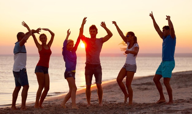 Adolescents d'amis de plage célébrant la plage joyeuse et joyeuse