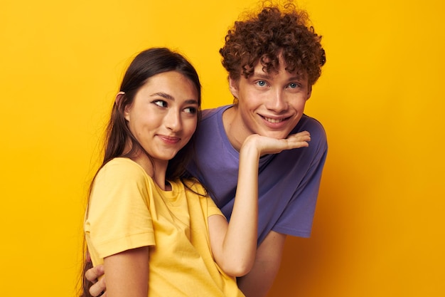 Adolescents amitié posant fun studio fond jaune inchangé