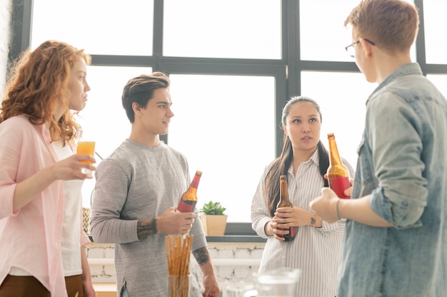 Les adolescents avec des boissons