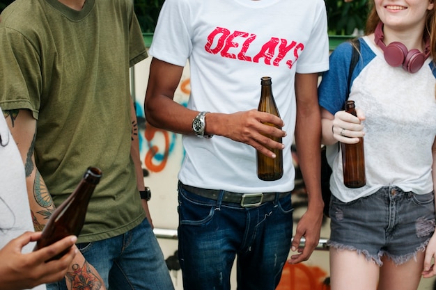 Les adolescents buvant de la bière