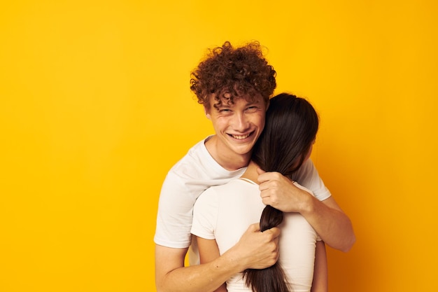 Adolescents câlin relation d'amitié amusant fond jaune inchangé