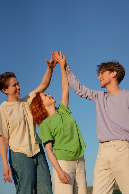 Photo adolescents à coup moyen étant amis