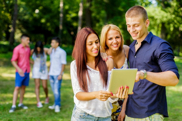 Adolescents dans le parc avec tablette