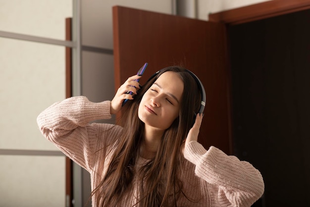 Adolescents et étudiants fille écoutant de la musique s'amusant style de vie de vraies émotions