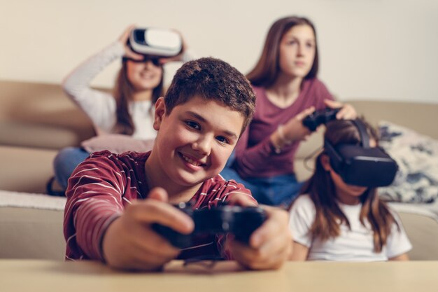 Adolescents jouant au jeu vidéo à la maison