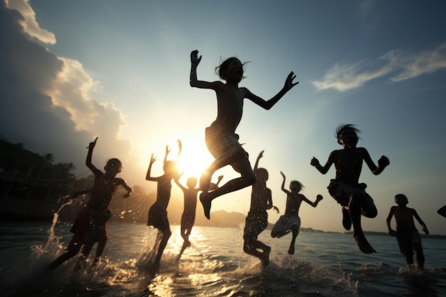 Des adolescents jouant sur la plage.