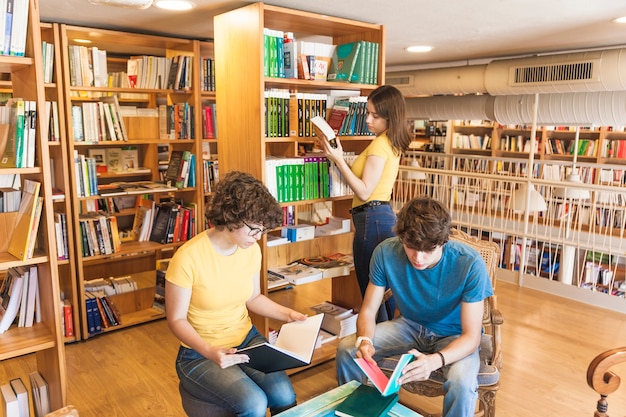 Photo adolescents, lecture de livre près d'un ami