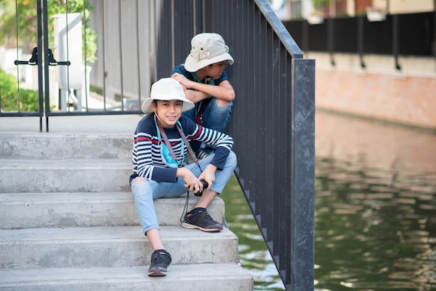 Adolescents marchant dans la rue