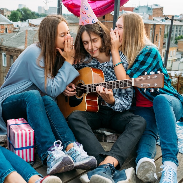 Adolescents partageant des secrets lors d'une fête. Faites confiance au concept de communication d'amitié. Mode de vie des jeunes